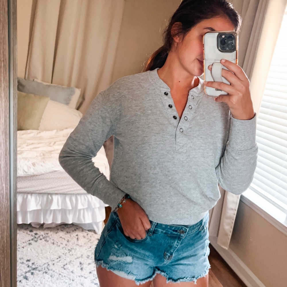 (maurices) light grey ribbed long sleeve henley style snap button pullover